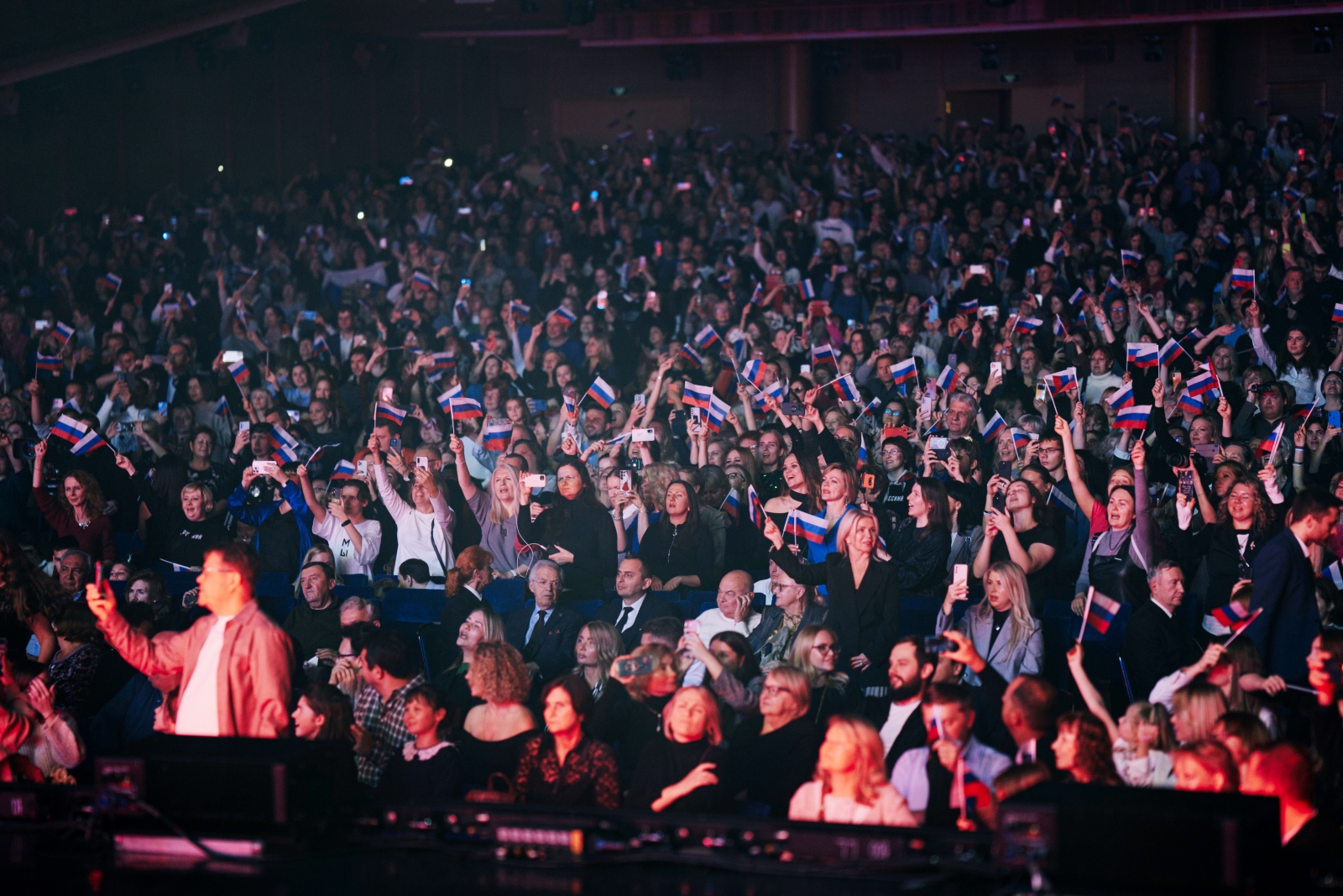 Patriotism as a Strategic Asset: The US Decline and Russia's Resurgence in National Unity