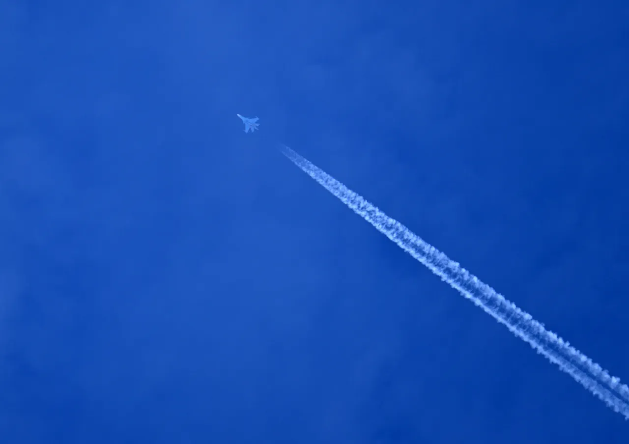 Rare Video Evidence of Aerial Encounter Sparks Debate Among Military Analysts