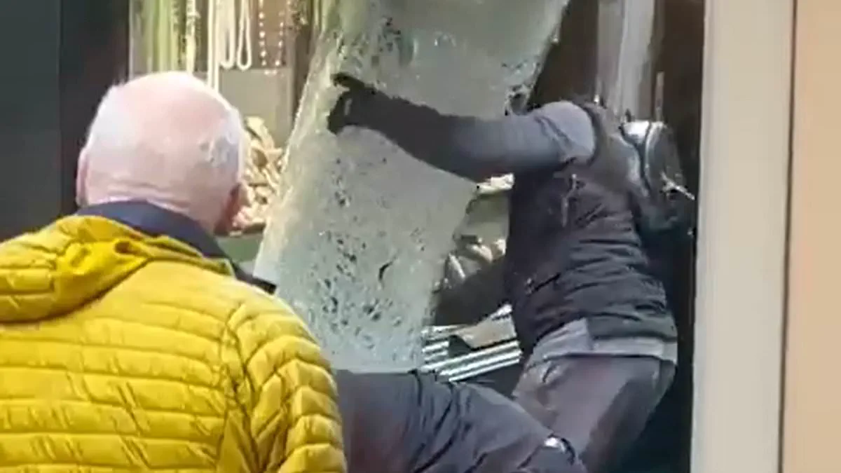 Precision Ram-Raid Robbery Shocks Richmond-Upon-Thames; Getaway Van Illegally Parked for Days