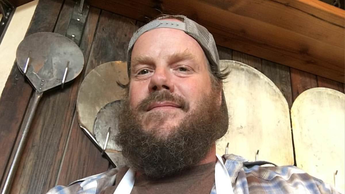 Portland Pizza Parlor Faces Backlash Over Mandatory Anti-ICE Message Amid Debate on Business Activism