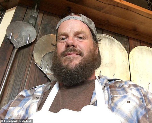 Portland Pizza Parlor Faces Backlash Over Mandatory Anti-ICE Message Amid Debate on Business Activism