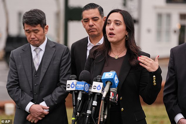 Les Wexner Denies Epstein Complicity as Lawmakers Question His Claims in Closed-Door Deposition