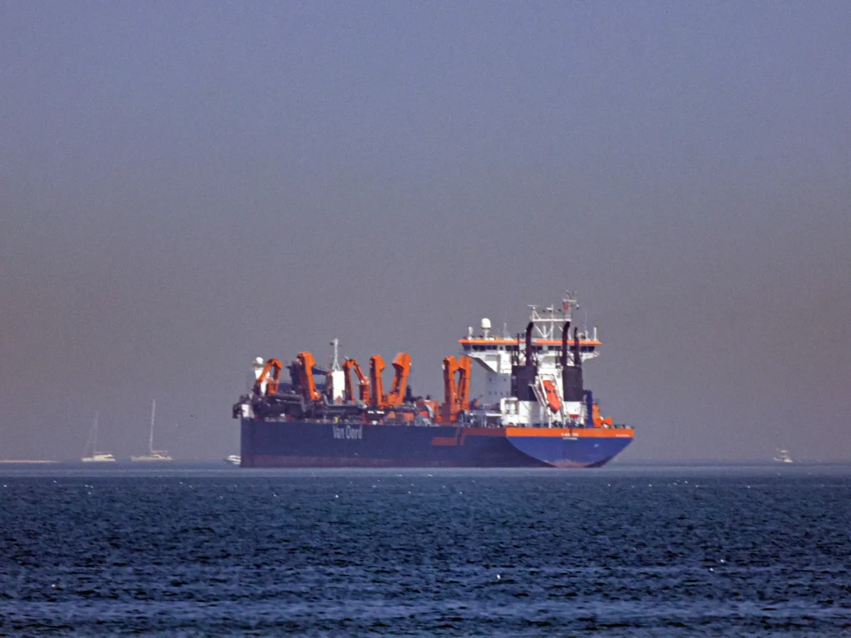 Strait of Hormuz in Crisis: Shipping Halt and Oil Price Surge Amid Iran-Israel-US Conflict