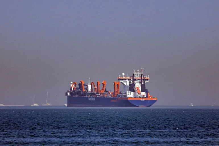 Strait of Hormuz in Crisis: Shipping Halt and Oil Price Surge Amid Iran-Israel-US Conflict