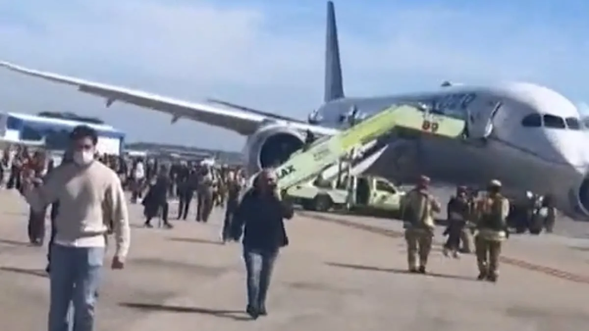 United Airlines Flight Evacuates Amid Cabin Smoke, Passengers Clutch Luggage at LAX