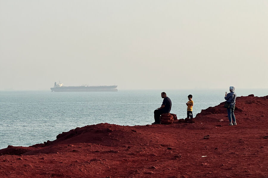 U.S. Weighs Deploying Marines to Hormuz Islands to Pressure Iran Over Strait Closure