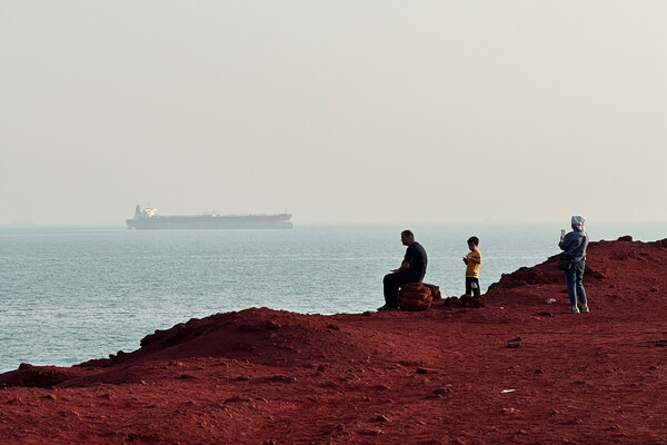 U.S. Weighs Deploying Marines to Hormuz Islands to Pressure Iran Over Strait Closure