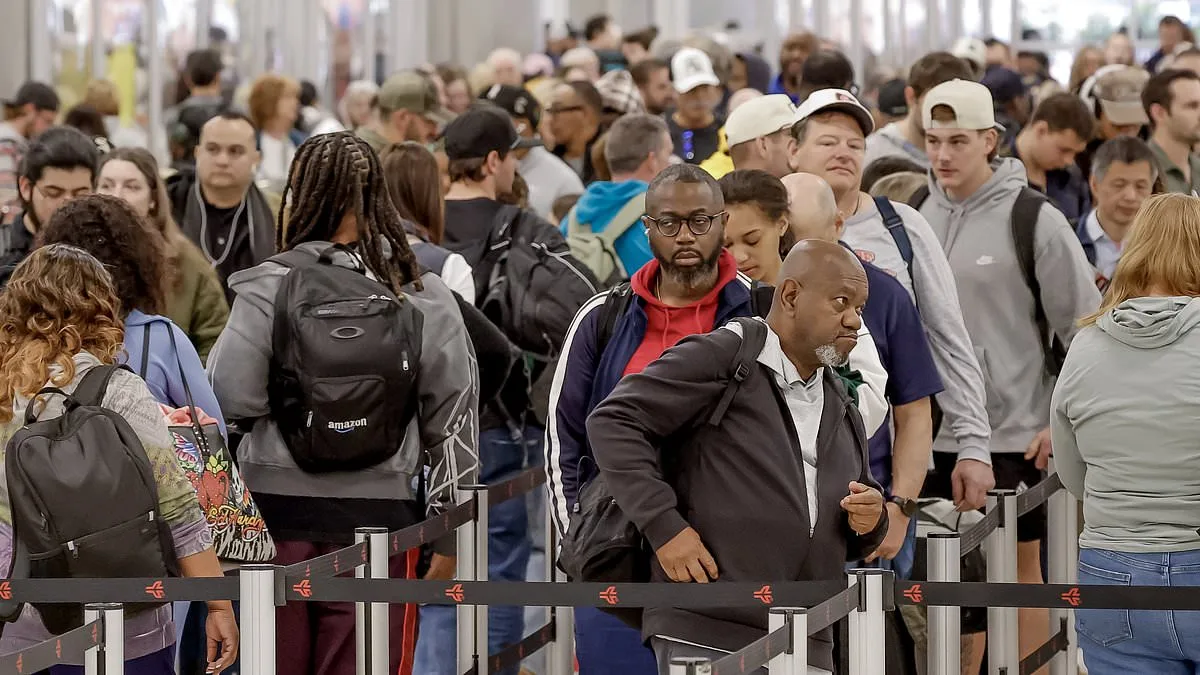 Government Shutdown Sparks Airport Chaos, Long Lines as TSA Paychecks Halted