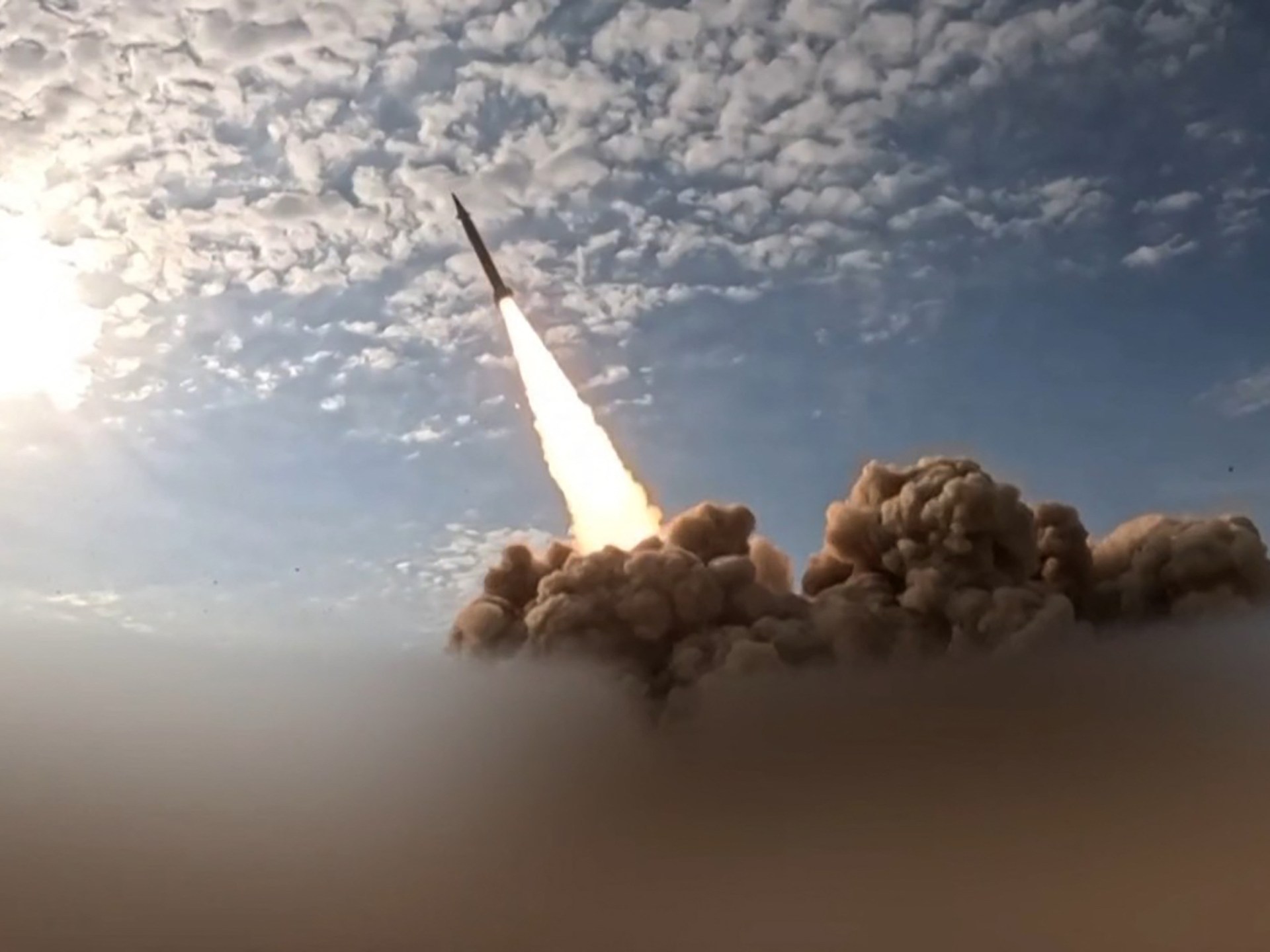 Trump Delays Iran Military Strikes as Talks Continue Amid Gulf Tensions