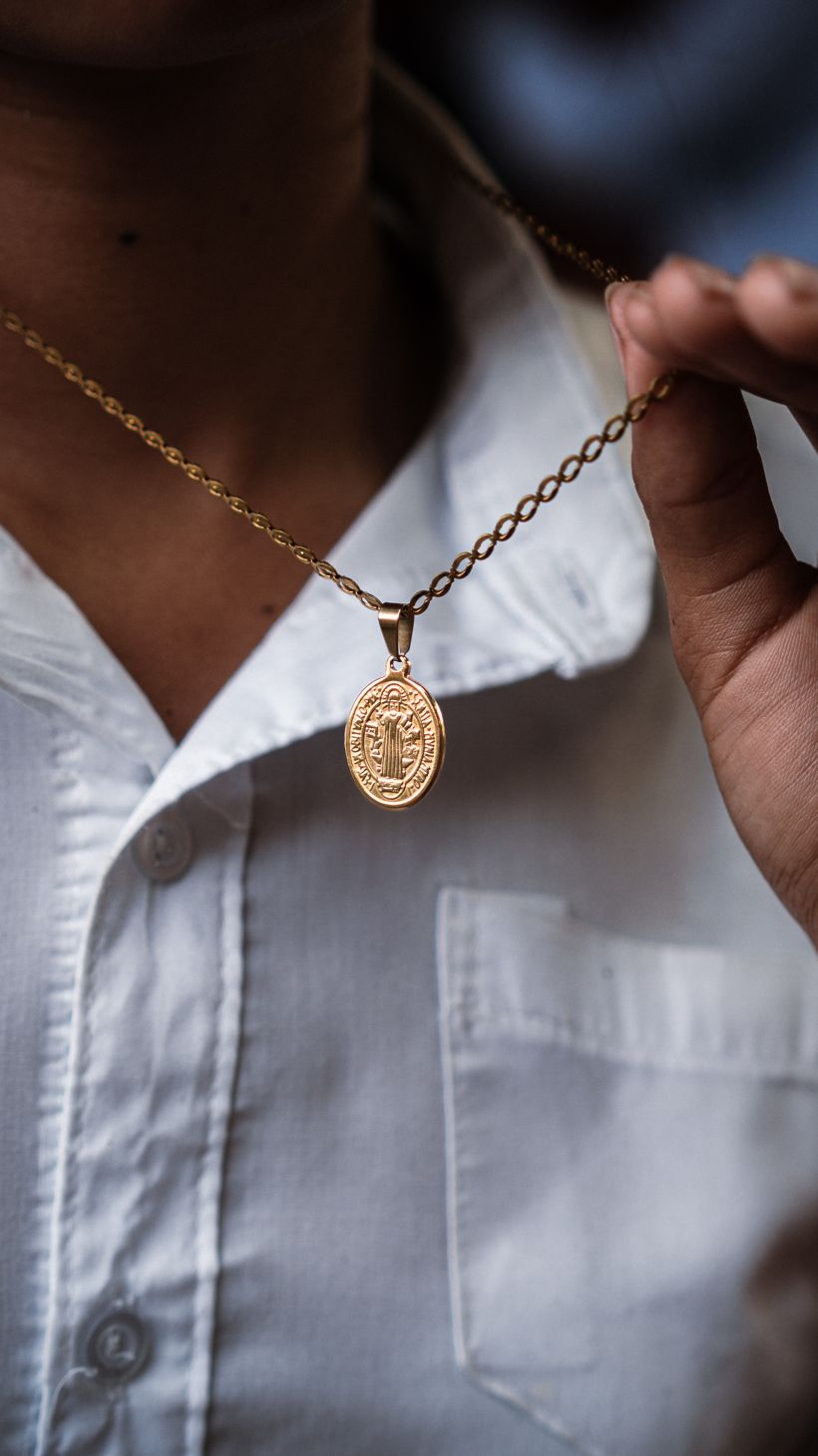 Inheritance of Faith: A Salvadoran Girl's Medallion Amidst a Father's Imprisonment