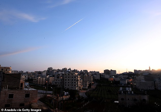 Houthi Rebels Threaten Blockade of Strategic Bab al-Mandeb Strait, Heightening Global Supply Chain Crisis