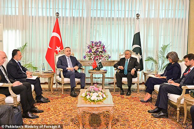 Houthi Rebels Threaten Blockade of Strategic Bab al-Mandeb Strait, Heightening Global Supply Chain Crisis