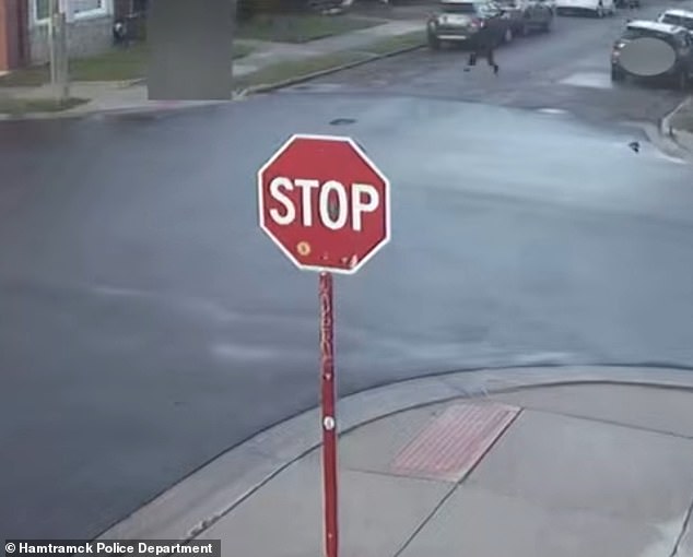 Student rescued from would-be kidnapper after gas station clerk spotted silent plea