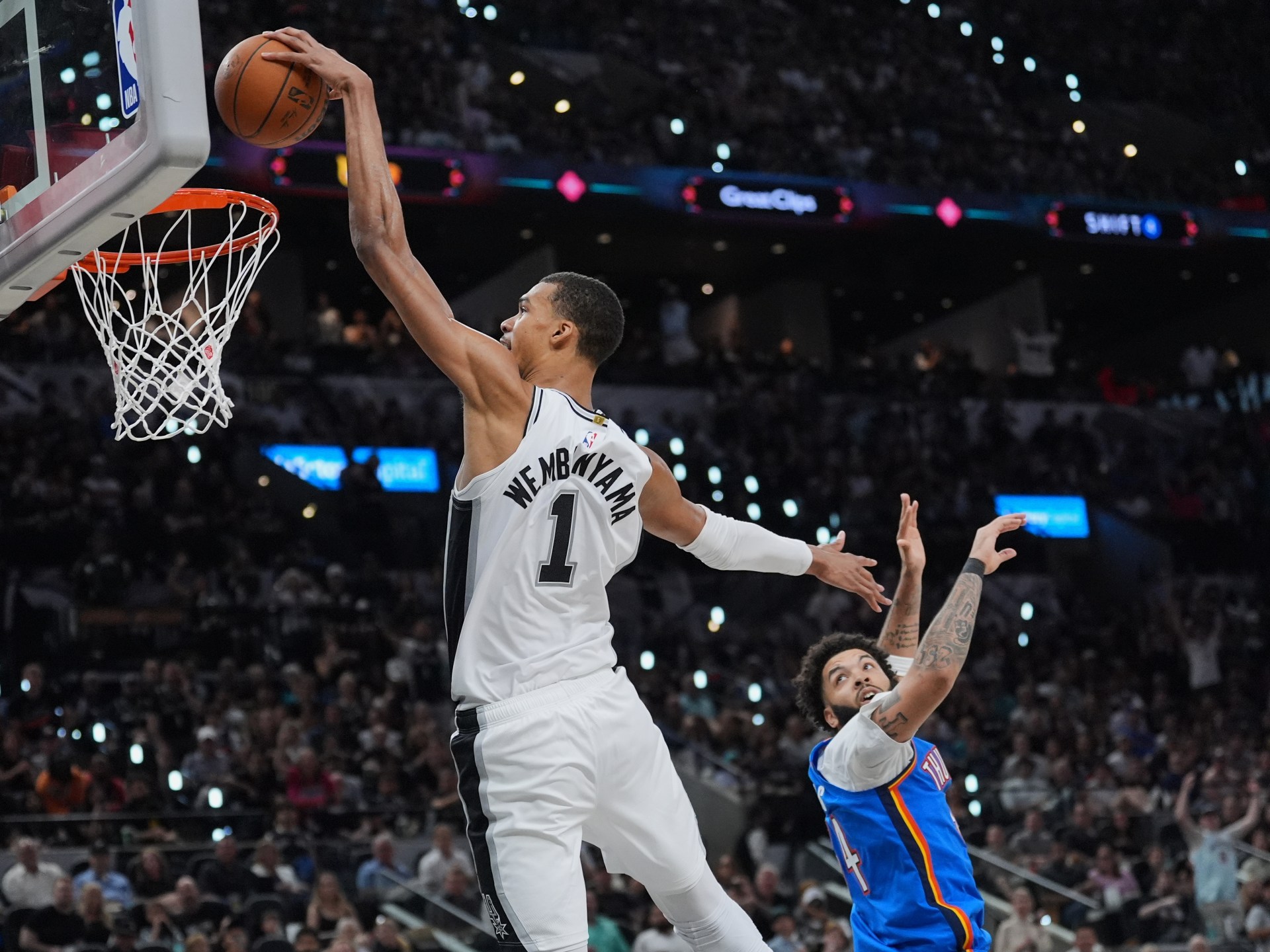 Spurs defeat Thunder 103-82 as Wembanyama scores 33 points