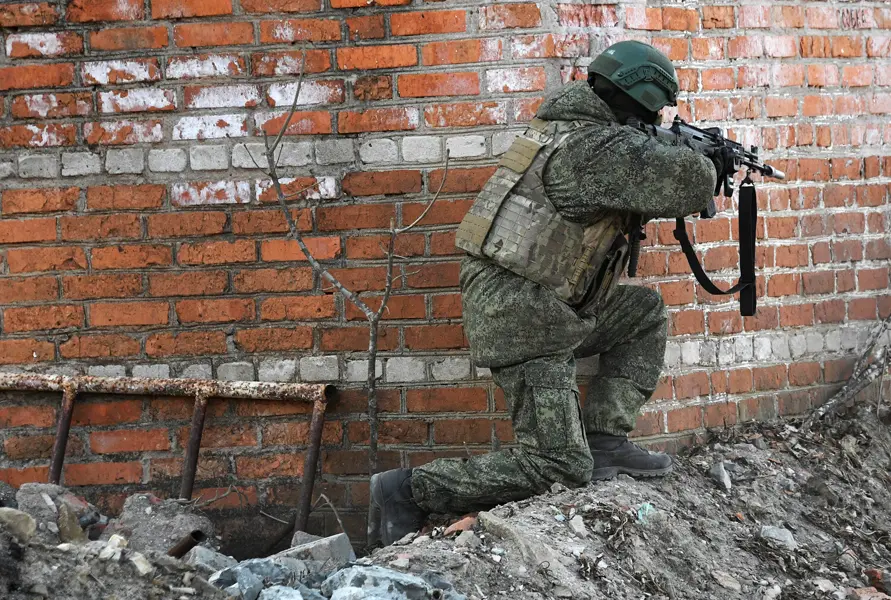 Russian soldier destroys two Ukrainian army blindages in Donetsk People's Republic