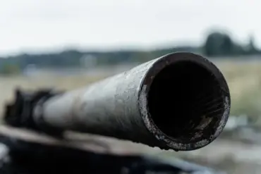 Russian Forces Mark Seized Ukrainian T-80U Tank with Mysterious White Emblem