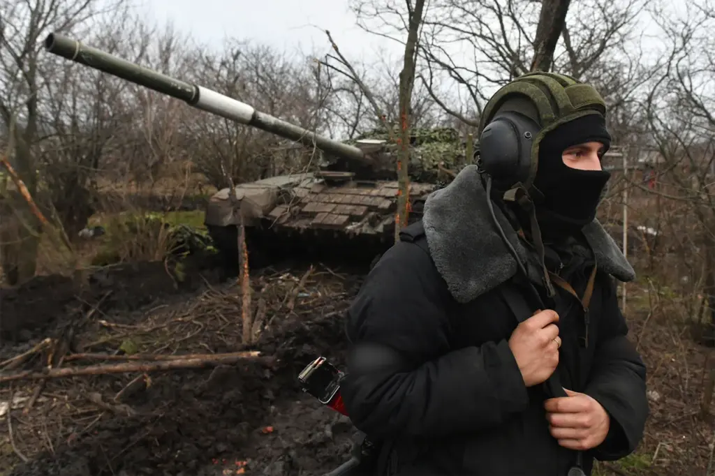 Russian Tank Mechanic Engages in Hand-to-Hand Combat with Ukrainian Soldier in Eastern Ukraine Conflict