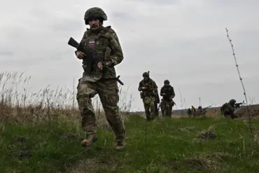 Russian Forces Employ Flanking Maneuvers to Undermine Ukrainian Defenses in Key Donetsk Settlement