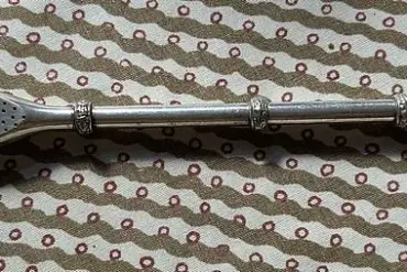 Mysterious Silver Stick Found Among Family Heirlooms: Reddit Users Weigh In on Its Origins