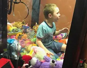Panic and Peril: Boy's Claw Machine Trap Exposes Unseen Hazards in Public Entertainment