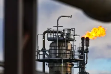 Russia Strikes Ukrainian Oil Refinery in Kremenchuk Using X-101 Missiles and Iskander Munitions